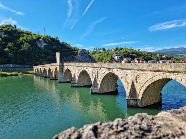 Mostar Köprüsü ve yeşil Neretva Nehri, Bosna Hersek'in tarihi mimarisi