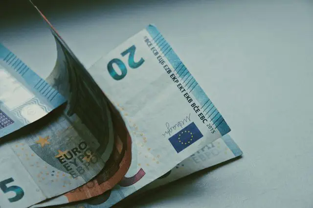 Avrupa'da seyahat için euro banknotları ve para yönetimi