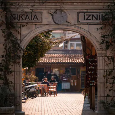 İznik turu, Nikaia antik şehri tarihi kapısı ve geleneksel çini pazarı