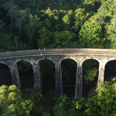 Sri Lanka turu, antik taş viadukt ve tropikal orman manzarası