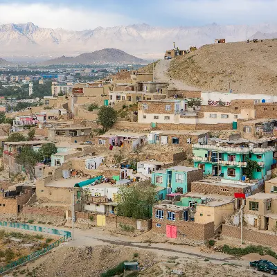 Afganistan turu, Kabil şehrinde dağ manzarası ve renkli evler