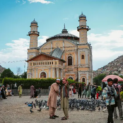 Afganistan turu, Kabul Şahi Camii sarı minareleri ve ziyaretçiler