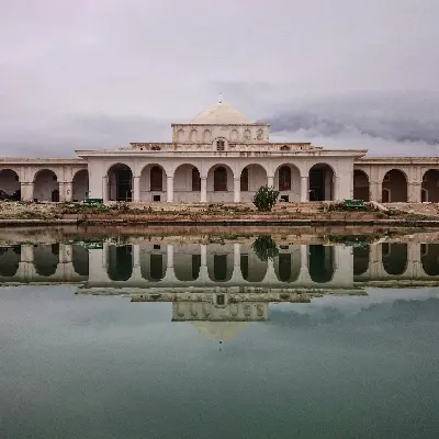 Afganistan turu, Herat Camii ve su yansıması manzarası