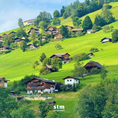 İsviçre turu, Appenzell Alpleri yeşil dağlık bölge ve geleneksel ahşap evleri