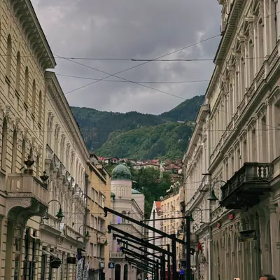 Balkan turu, Sarajevo tarihi sokakları ve dağ manzarası
