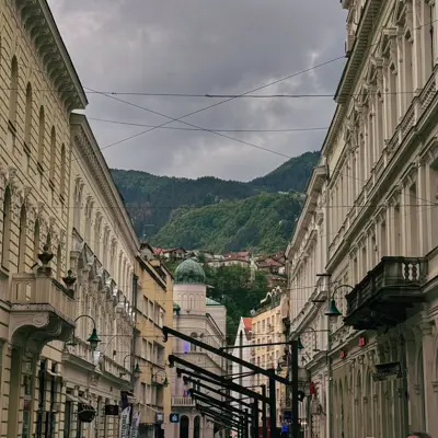 Bosna Hersek turu, Saraybosna tarihi sokakları ve dağ manzarası