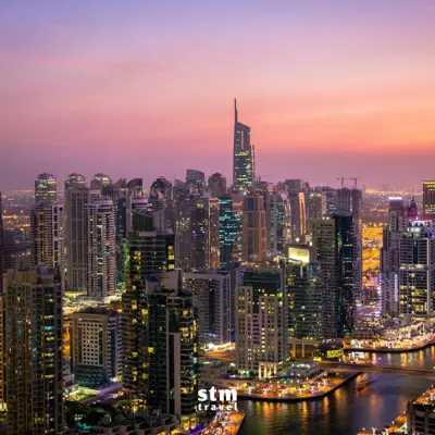 Dubai turu, şehir gökdelenleri ve gümrük sahili akşam manzarası