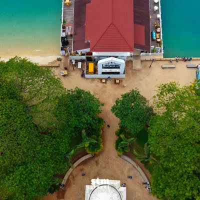 Zanzibar turu, Stone Town sahil plajı ve kırmızı çatılı pier yapısı