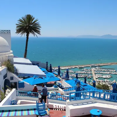 Tunus turu, Sidi Bou Saïd mavi beyaz mimarisi ve liman manzarası